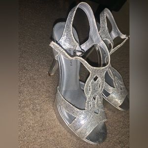 Madden girl, size 8, straps